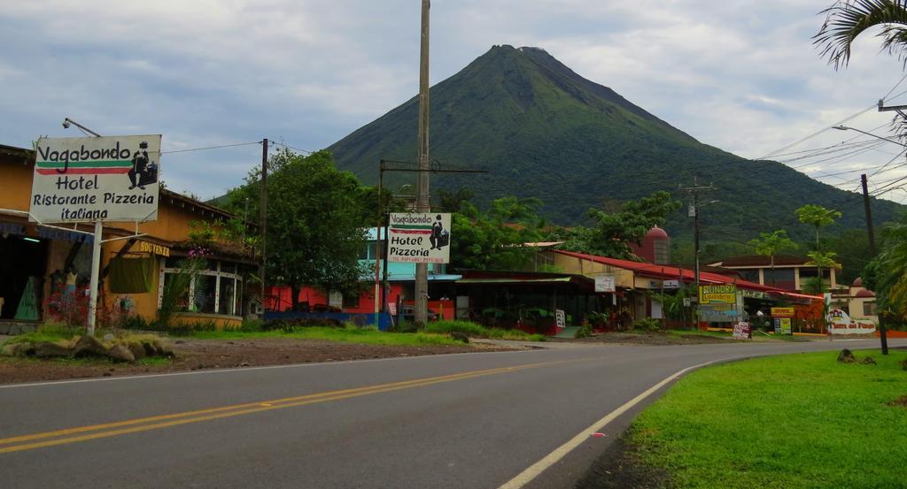 Hotel Vagabondo La Fortuna Bagian luar foto