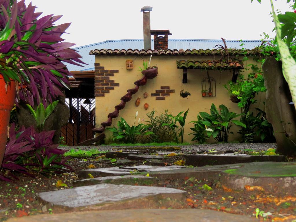 Hotel Vagabondo La Fortuna Bagian luar foto
