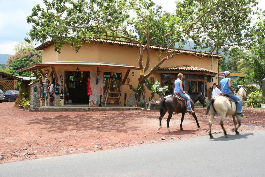 Hotel Vagabondo La Fortuna Bagian luar foto